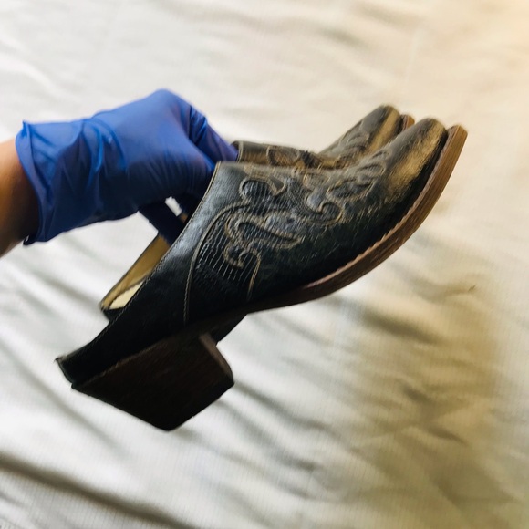 Corral Black Embroidered Mules - Picture 10 of 12